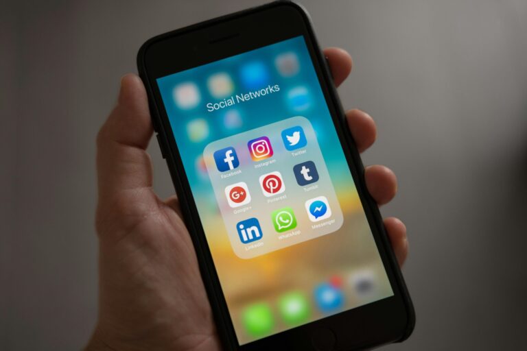 cette photo montre que les rÃ©seaux sociaux sont beaucoup consultÃ©s sur les tÃ©lÃ©phones mobiles que sur les ordinateurs de bureaux