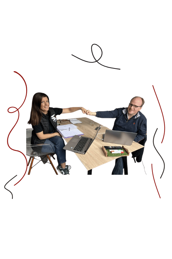 Une formatrice et son apprenant se faisant un check