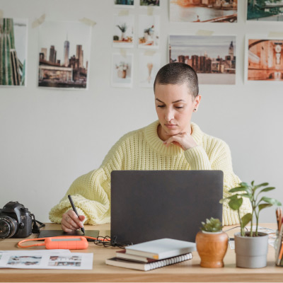 Femme travaillant sur Adobe Photoshop à l'aide d'une tablette graphique dans un bureau créatif