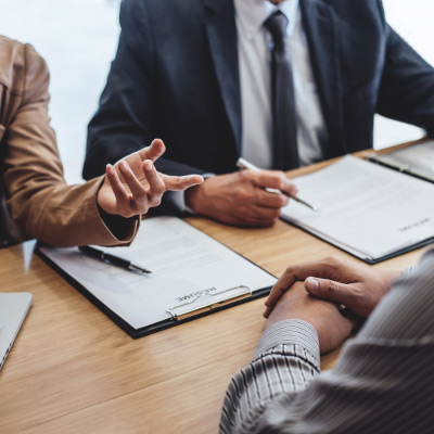 Groupe de professionnels en réunion, discutant de la stratégie, mettant en évidence l'importance des compétences en communication pour les managers