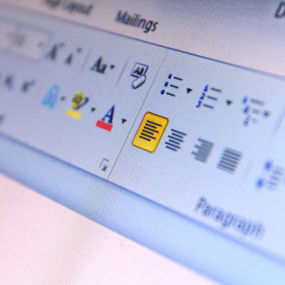 Écran d'ordinateur affichant l'interface de Microsoft Word avec focus sur les outils de mise en page
